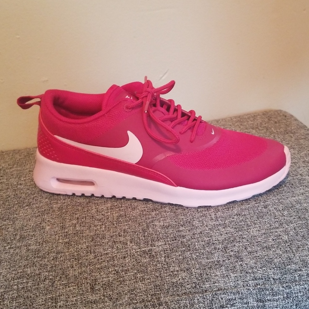 NWOT Nike Air Max thea
